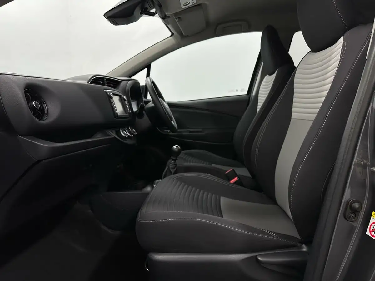 2017-toyota-yaris-15-vvt-i-design-panoramic-roof-1497cc-big-30