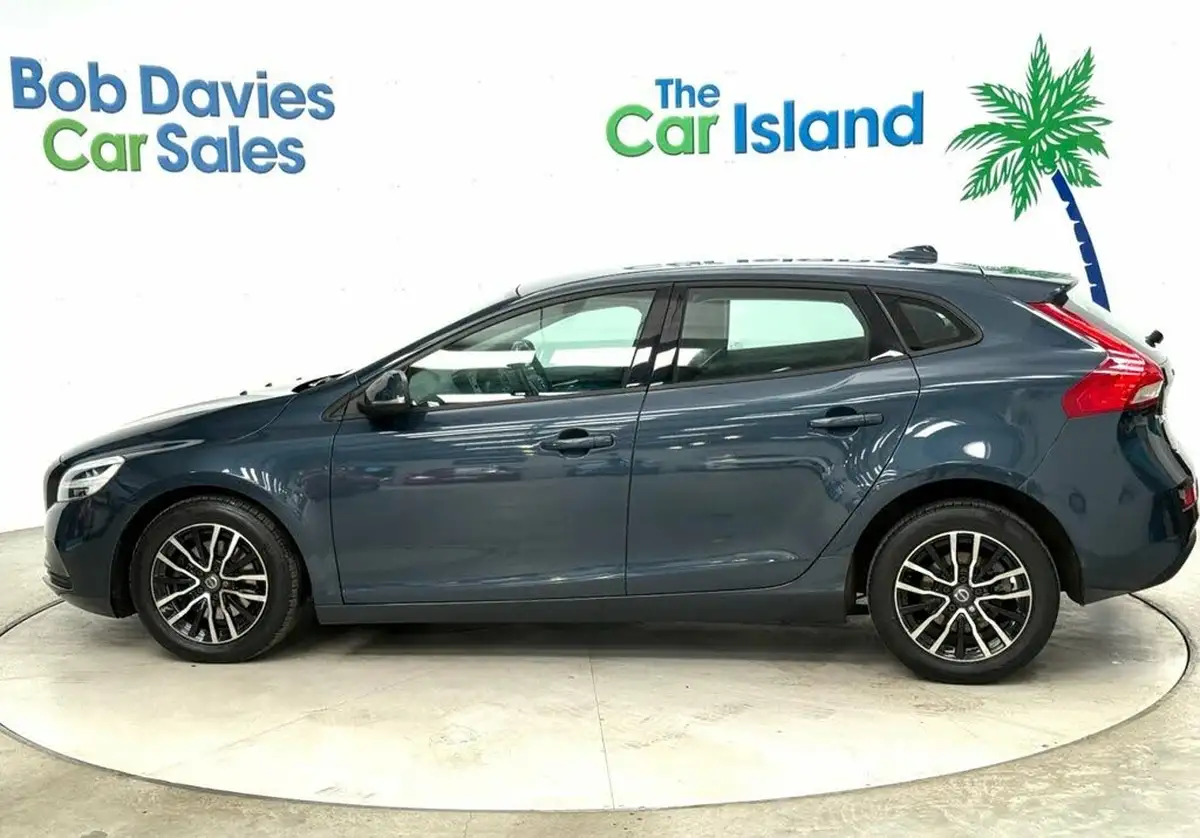2018-volvo-v40-20-t2-momentum-nav-plus-big-4