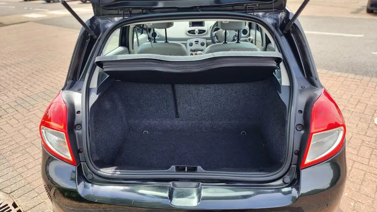 2010-renault-clio-16-initiale-tomtom-big-13