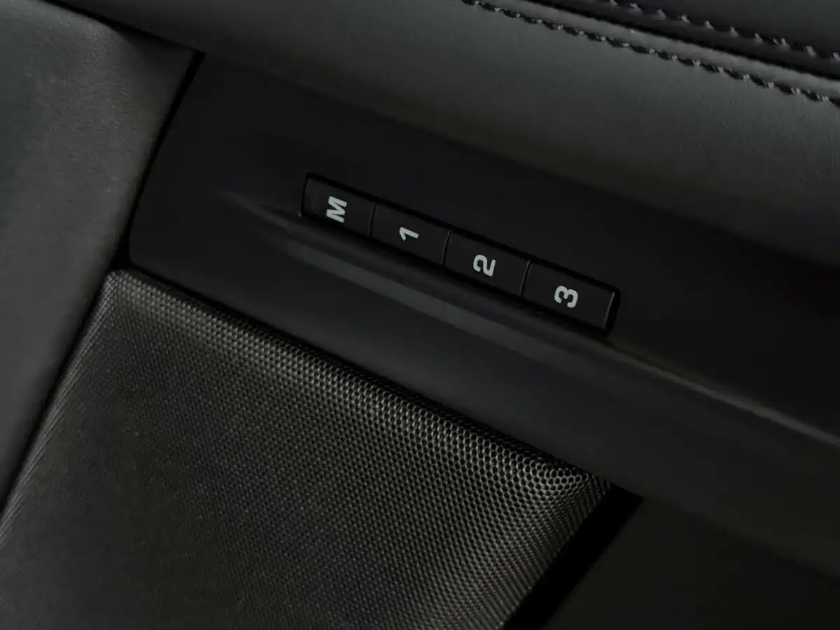 2021-land-rover-range-rover-evoque-15-p300e-autobiography-big-28