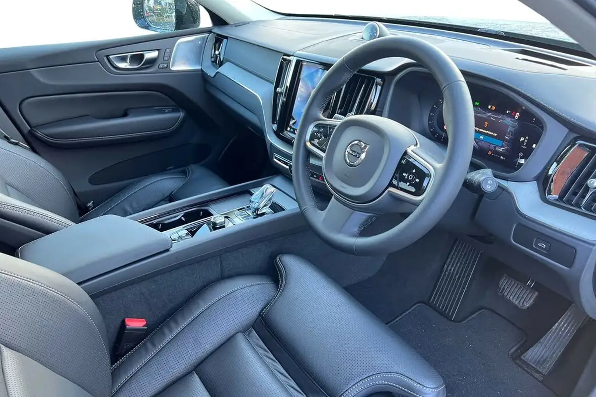 2024-volvo-xc60-20-b5-ultra-dark-big-9