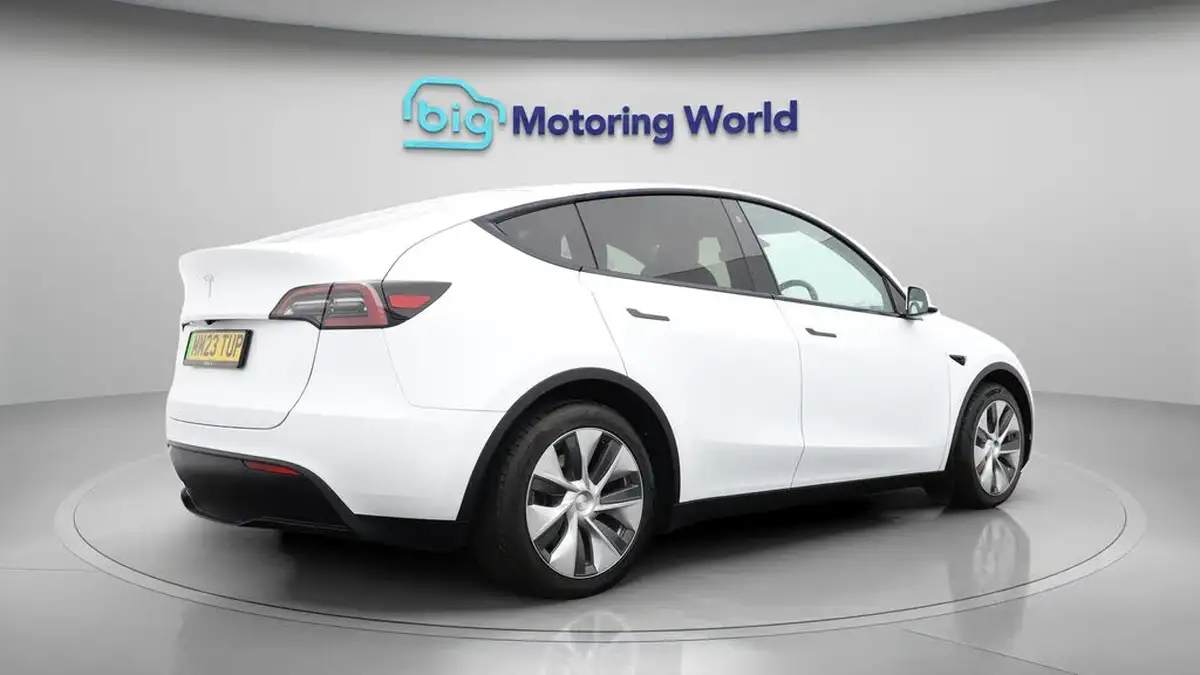 2023-tesla-model-y-e-rwd-big-7