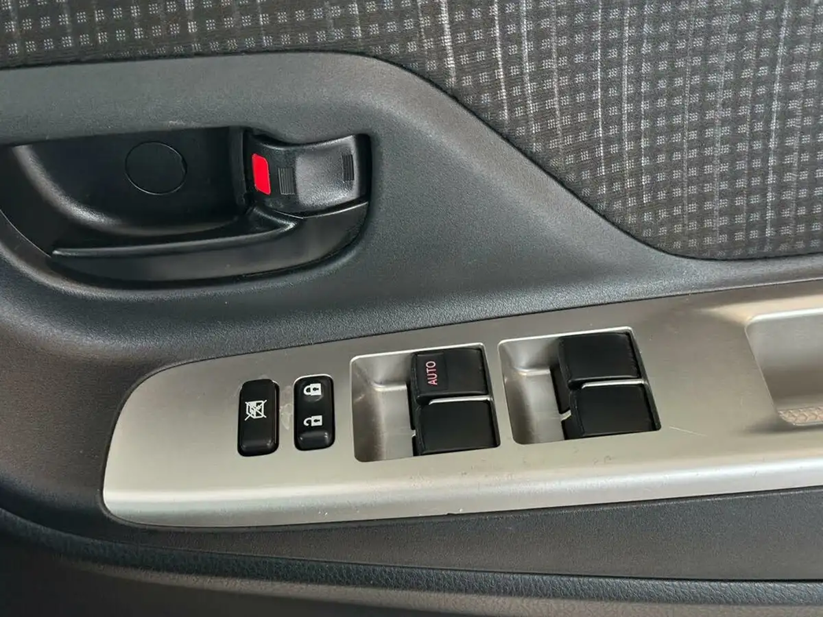 2014-toyota-yaris-big-21