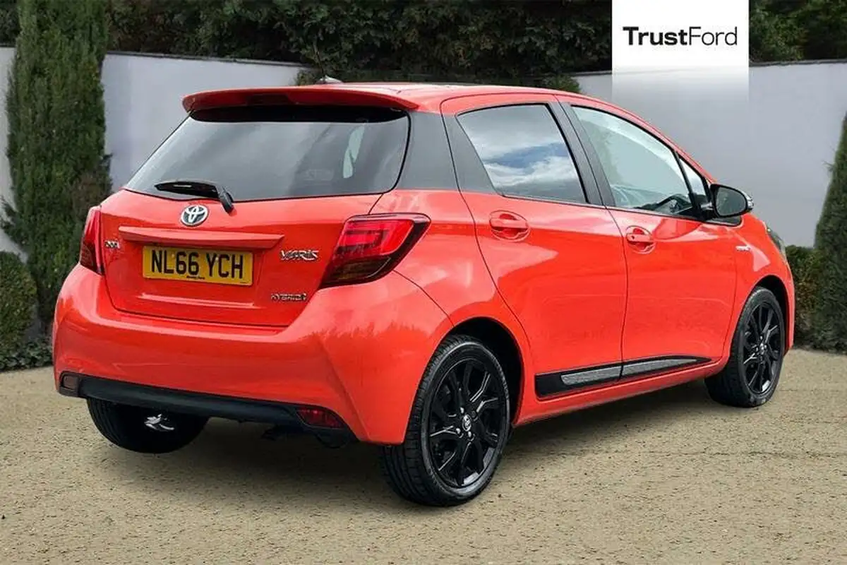 2016-toyota-yaris-15-vvt-i-orange-edition-hybrid-big-3