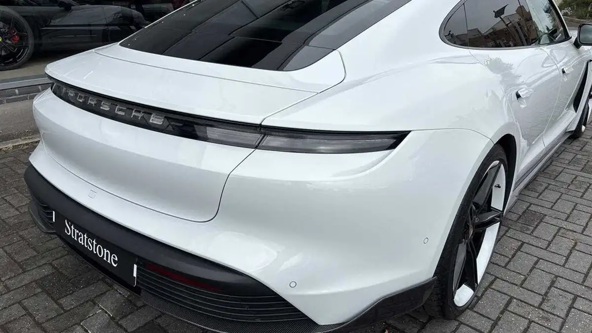 2020-porsche-taycan-e-turbo-s-big-11