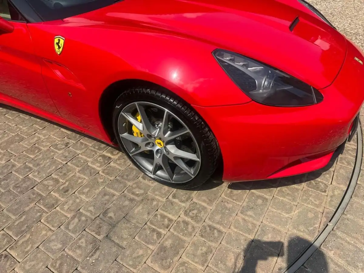 2010-ferrari-california-43-big-20