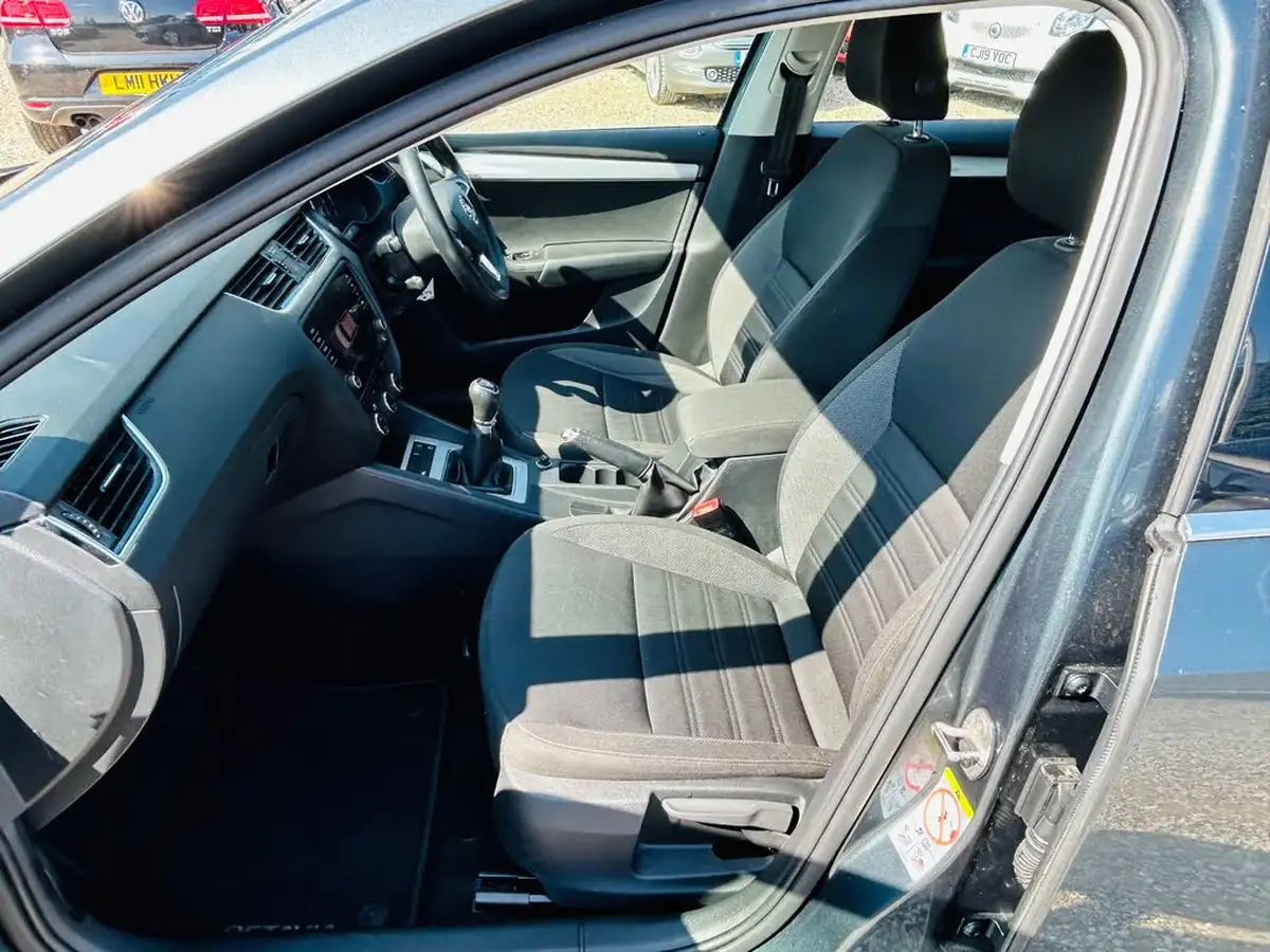 2019-skoda-octavia-16tdi-se-technology-estate-big-13