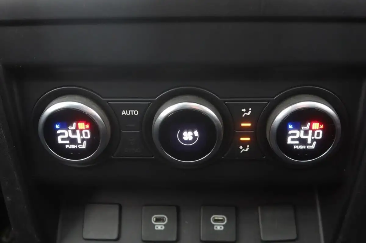 2022-land-rover-110-defender-50-p525-v8-big-20