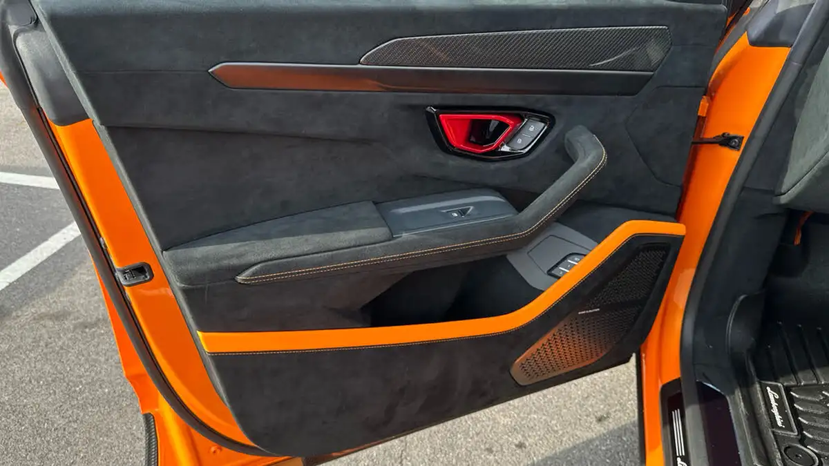 2023-lamborghini-urus-40-no-trim-big-13