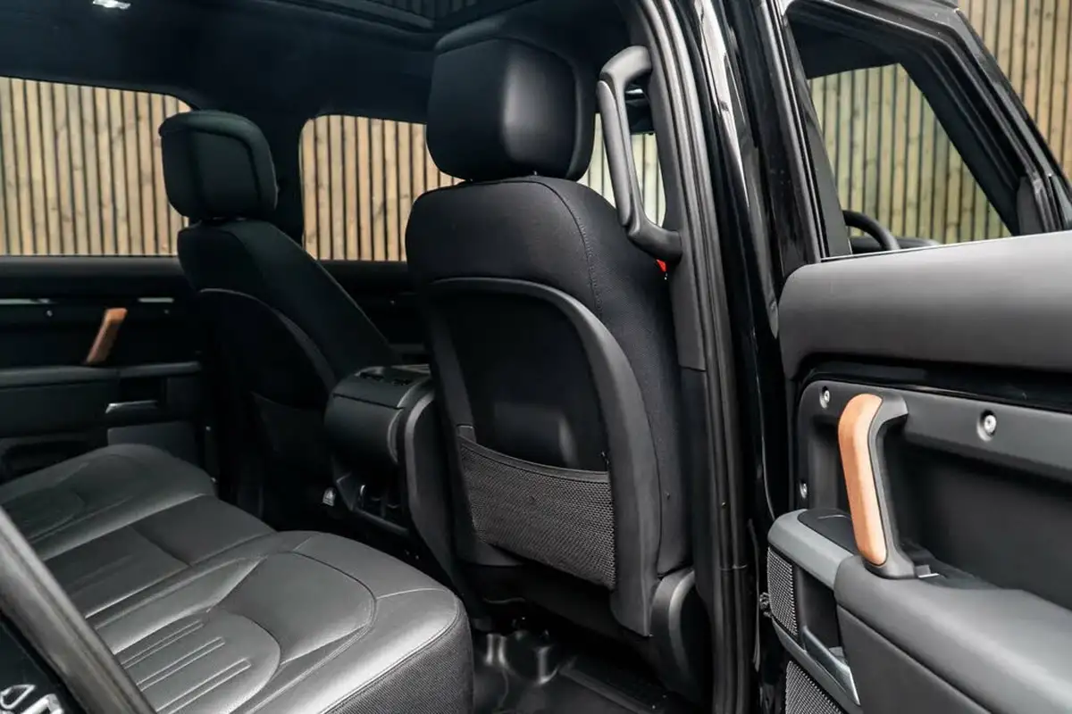 2022-land-rover-110-defender-30-p400-x-big-35