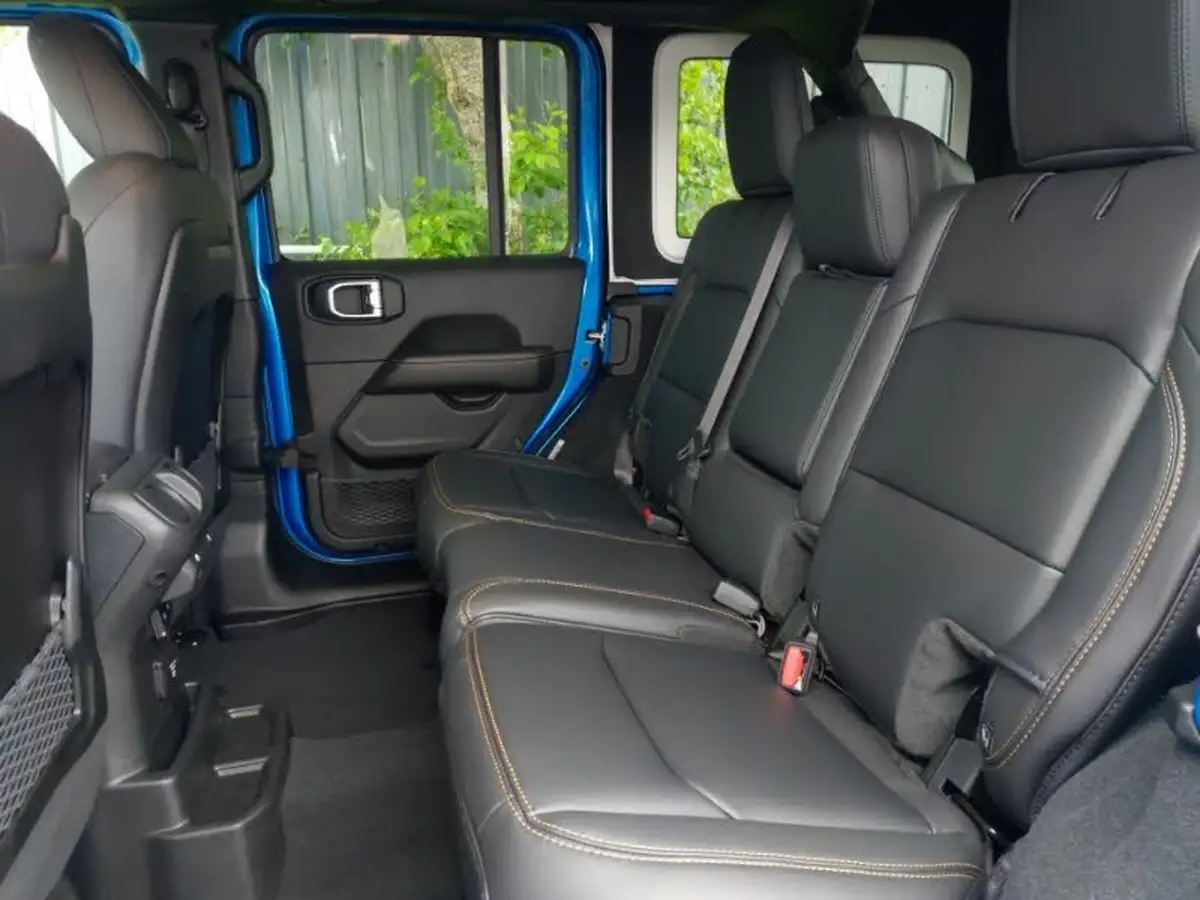 2025-jeep-wrangler-20-gme-sahara-big-5