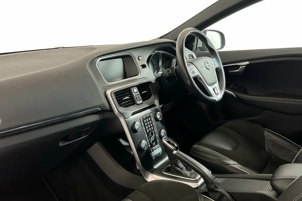 2018-volvo-v40-15-t3-r-design-nav-plus-big-9