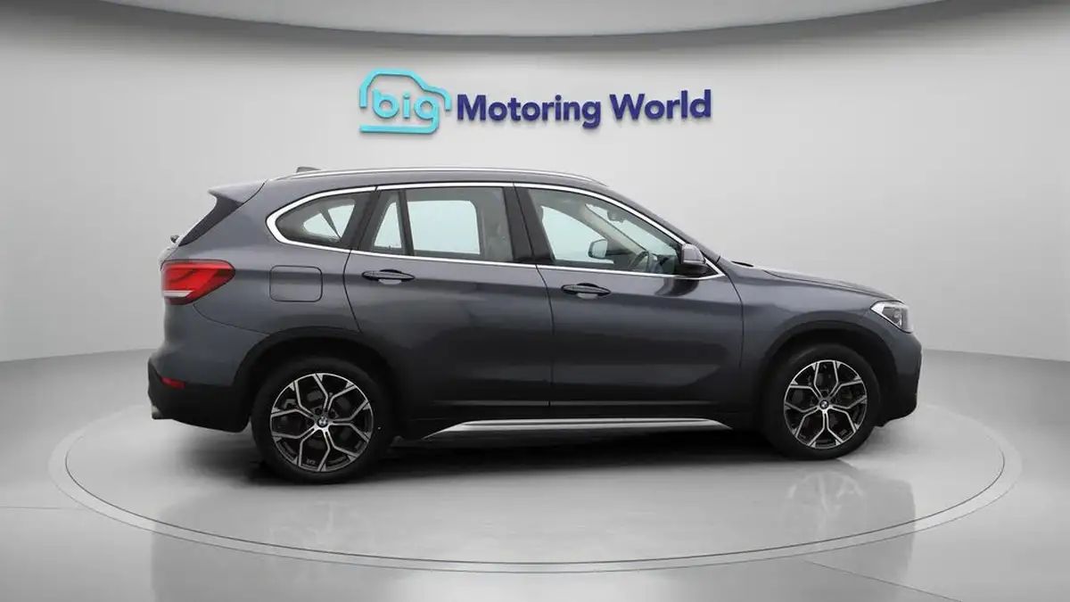 2020-bmw-x1-20-sdrive-20i-xline-big-8