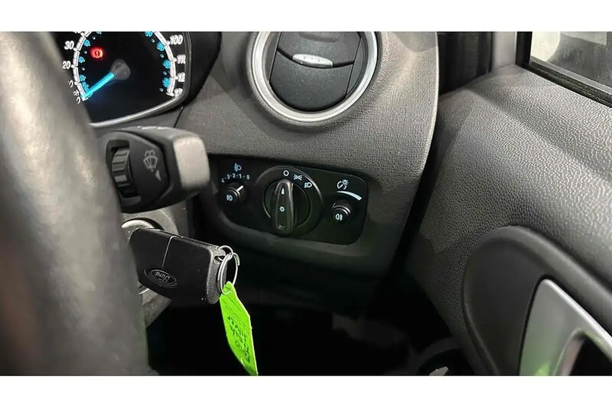 2014-ford-fiesta-125-zetec-5d-big-26