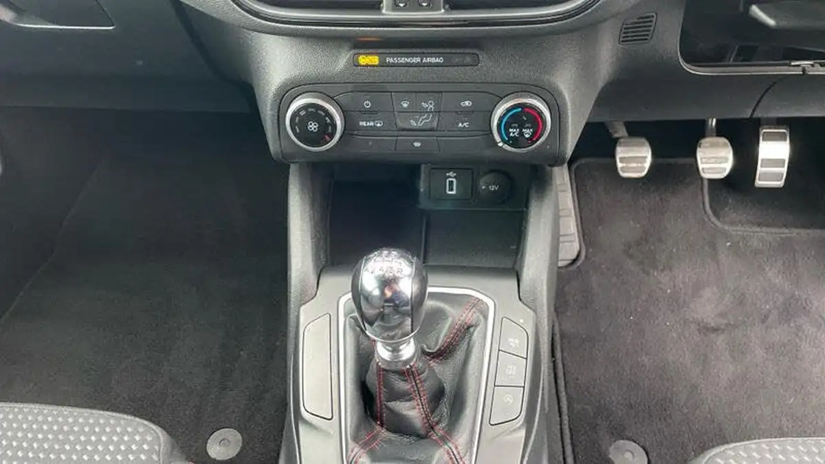 2019-ford-focus-10t-st-line-hatchback-big-32