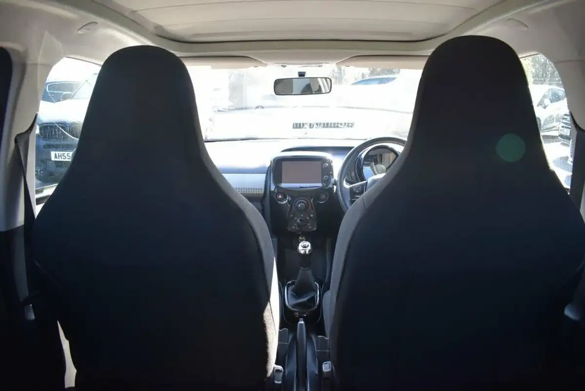 2015-peugeot-108-12-allure-top-5d-big-11
