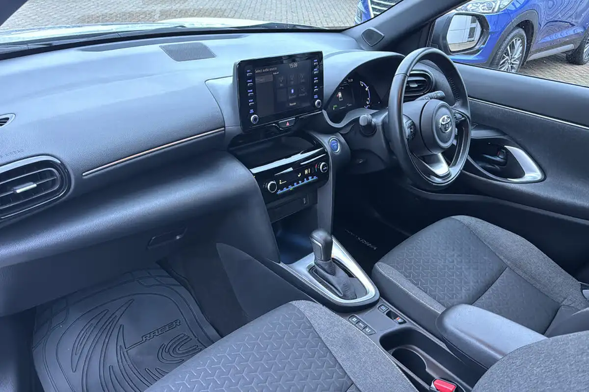 2022-toyota-yaris-15-vvt-i-design-panoramic-roof-big-10