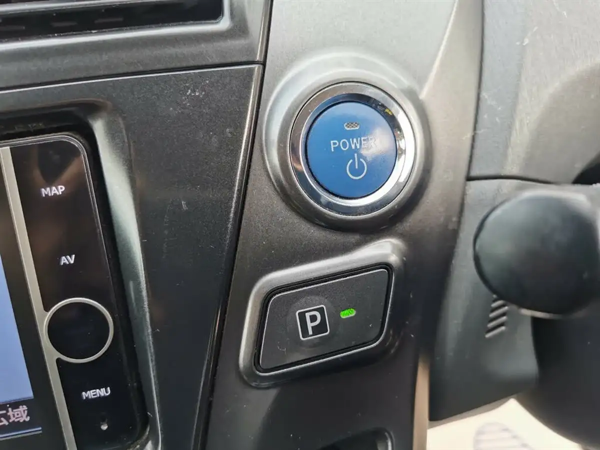 2013-toyota-prius-big-37