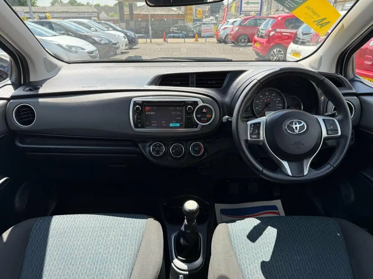 2012-toyota-yaris-133-tr-vvt-i-5d-big-1