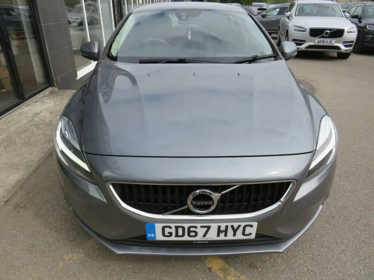 2018-volvo-v40-20-t2-momentum-big-17