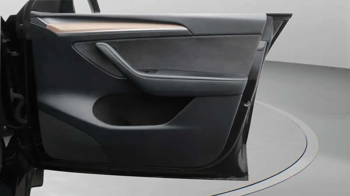 2022-tesla-model-y-e-long-range-big-15