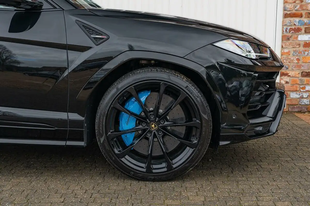 2021-lamborghini-urus-40-no-trim-big-26