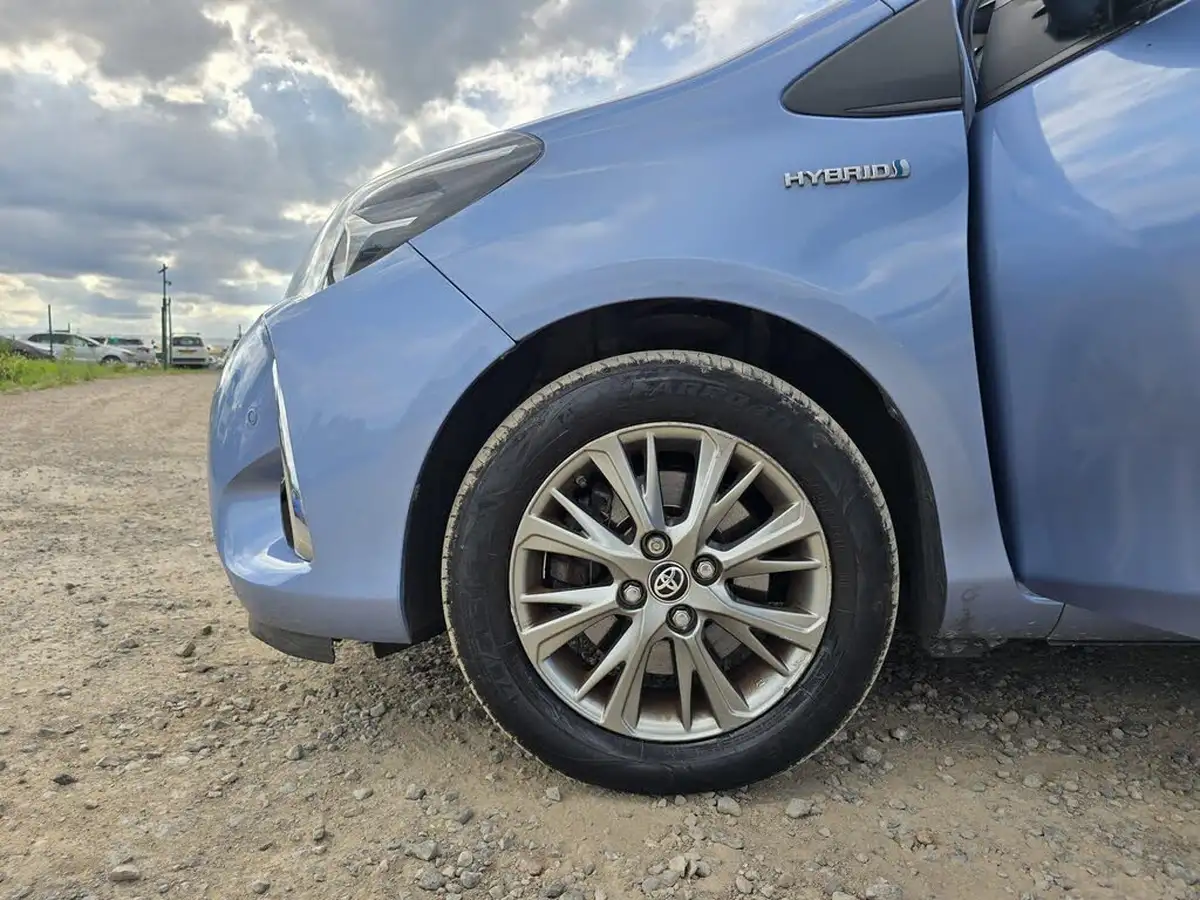 2017-toyota-yaris-15-vvt-i-icon-tech-98bhp-hybrid-1497cc-e-cvt-big-32