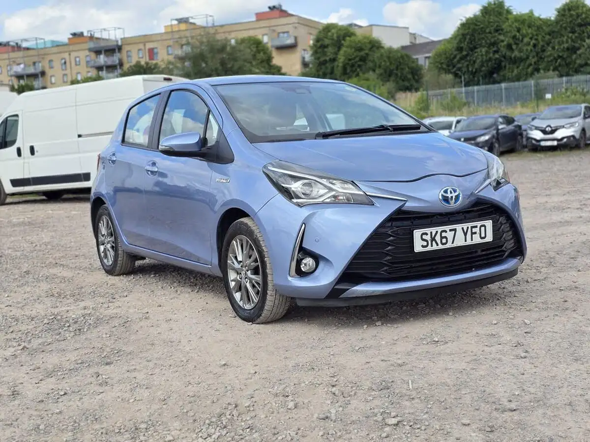 2017-toyota-yaris-15-vvt-i-icon-tech-98bhp-hybrid-1497cc-e-cvt-big-4
