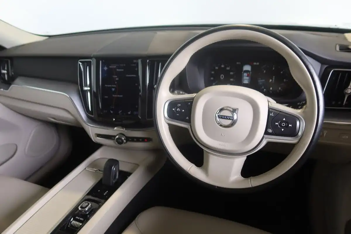 2021-volvo-xc60-20td-b4-momentum-big-3