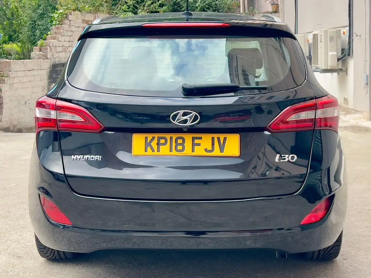 2017-hyundai-i30-16crdi-premium-136ps-blue-drive-tourer-big-7