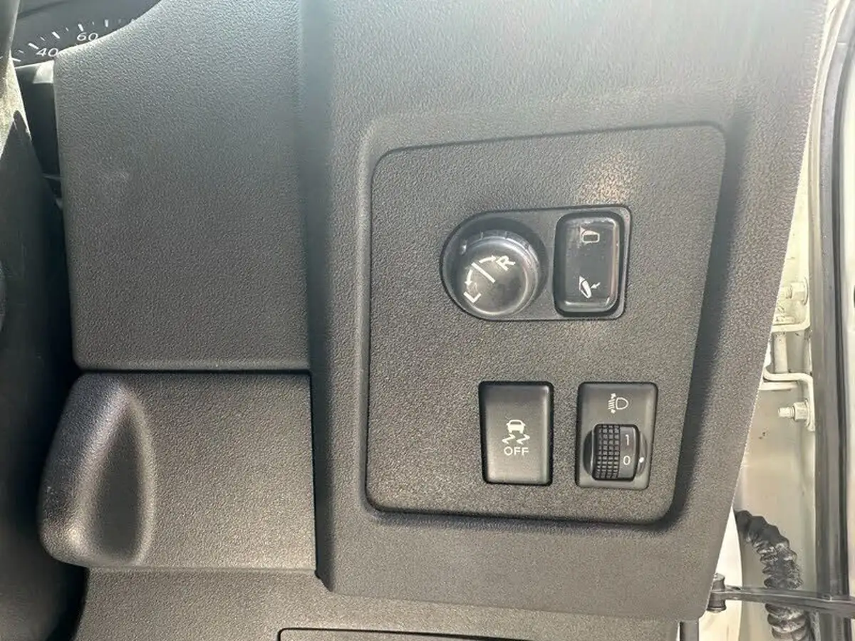 2012-nissan-qashqai-16-acenta-big-27