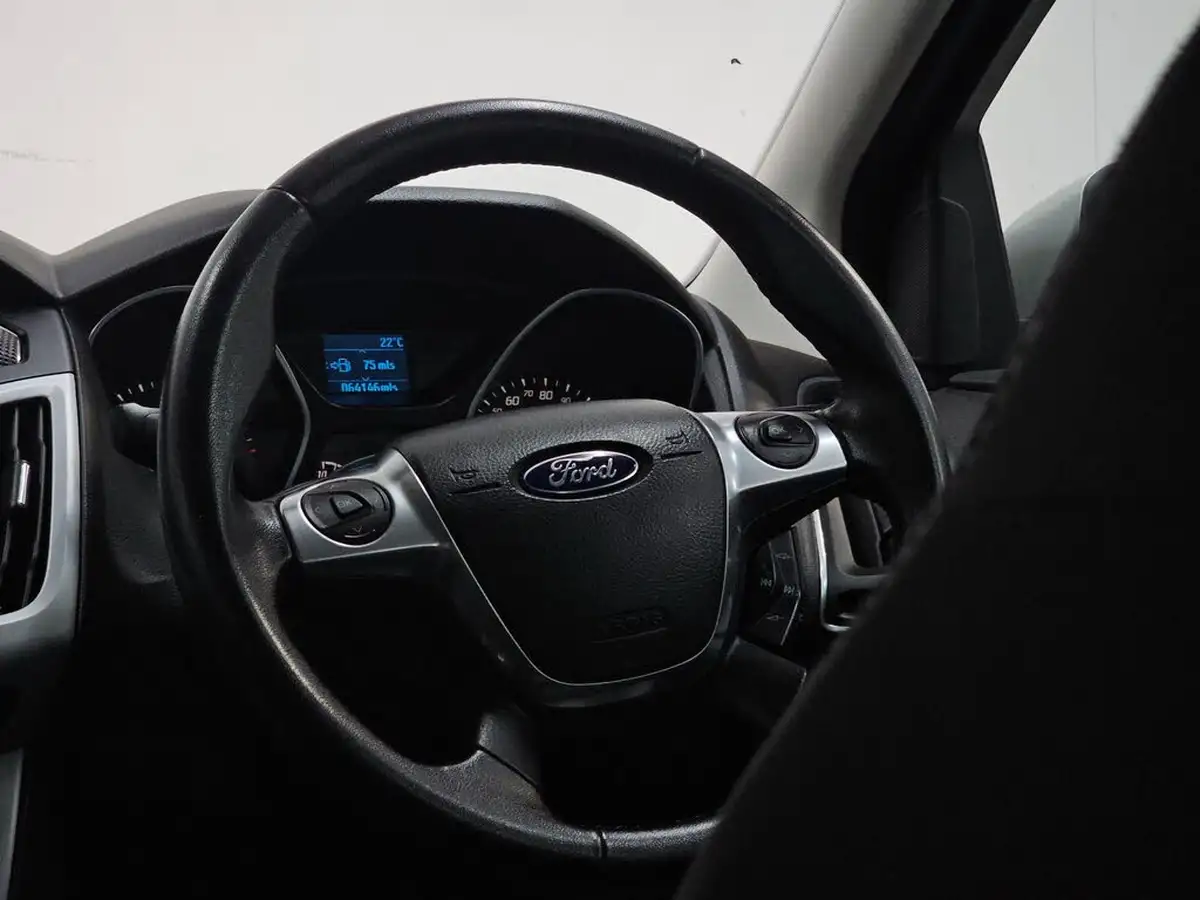 2012-ford-focus-10-zetec-100ps-hatchback-big-23