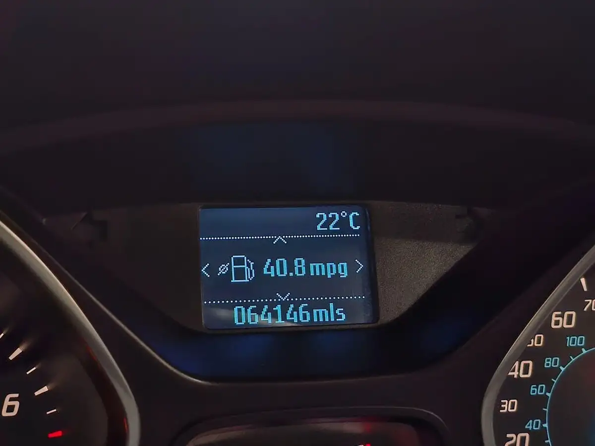 2012-ford-focus-10-zetec-100ps-hatchback-big-47