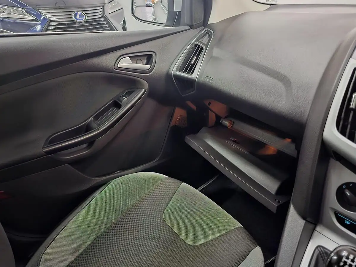2012-ford-focus-10-zetec-100ps-hatchback-big-71