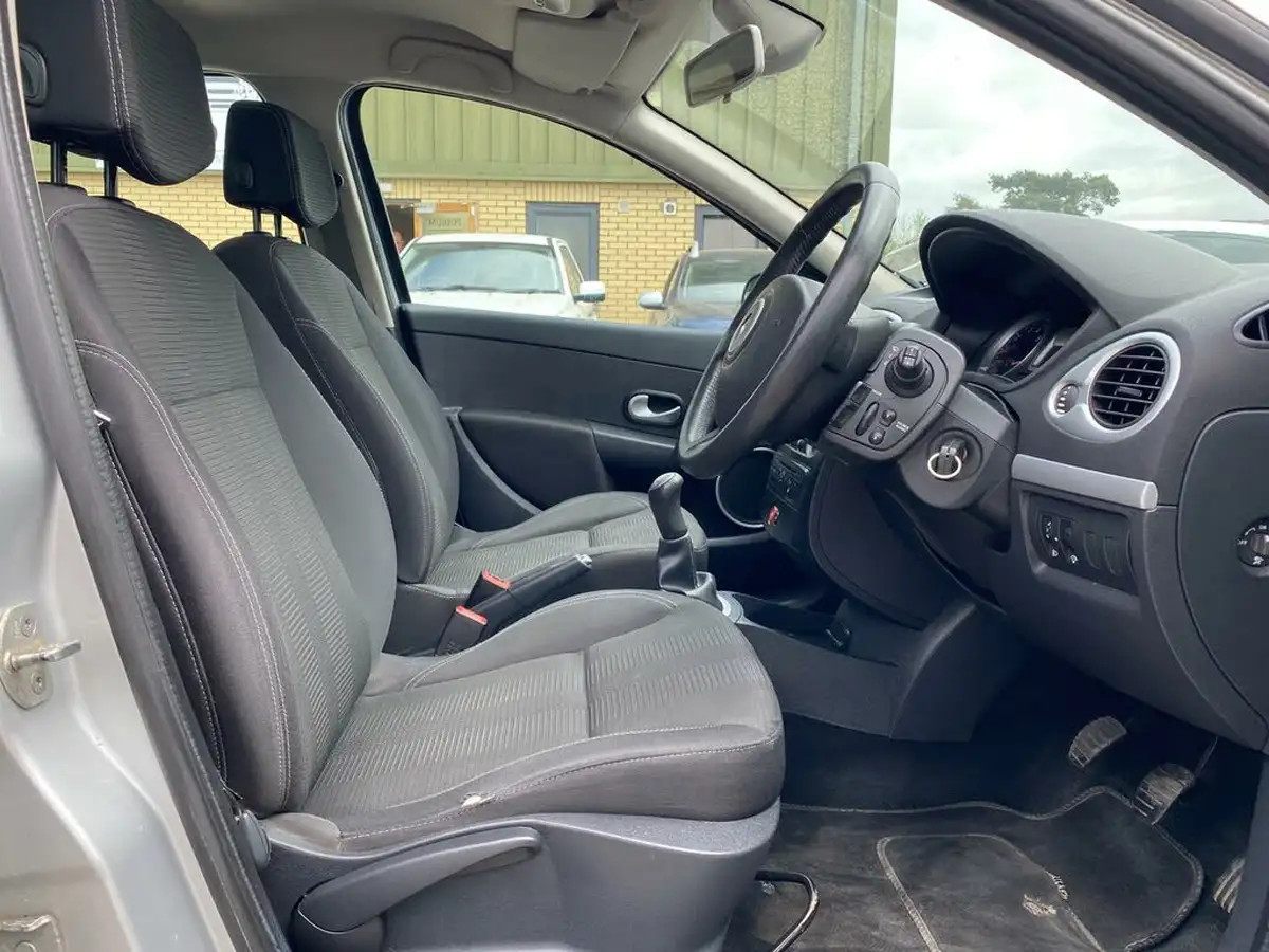 2010-renault-clio-12-dynamique-75bhp-sport-tourer-5d-big-7