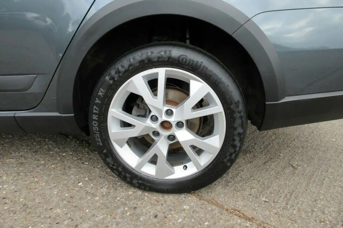 2014-skoda-octavia-20tdi-scout-184ps-dsg-big-43