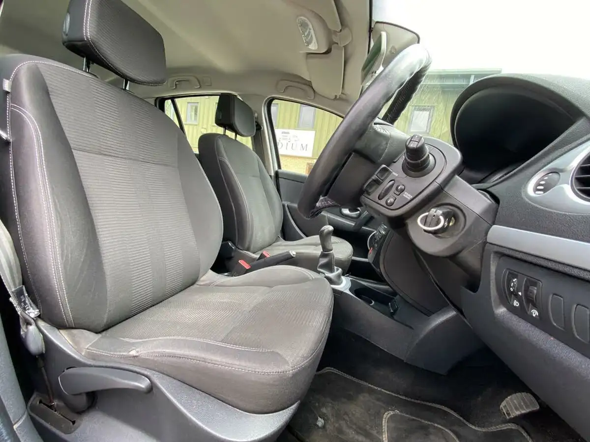 2010-renault-clio-12-dynamique-75bhp-sport-tourer-5d-big-31