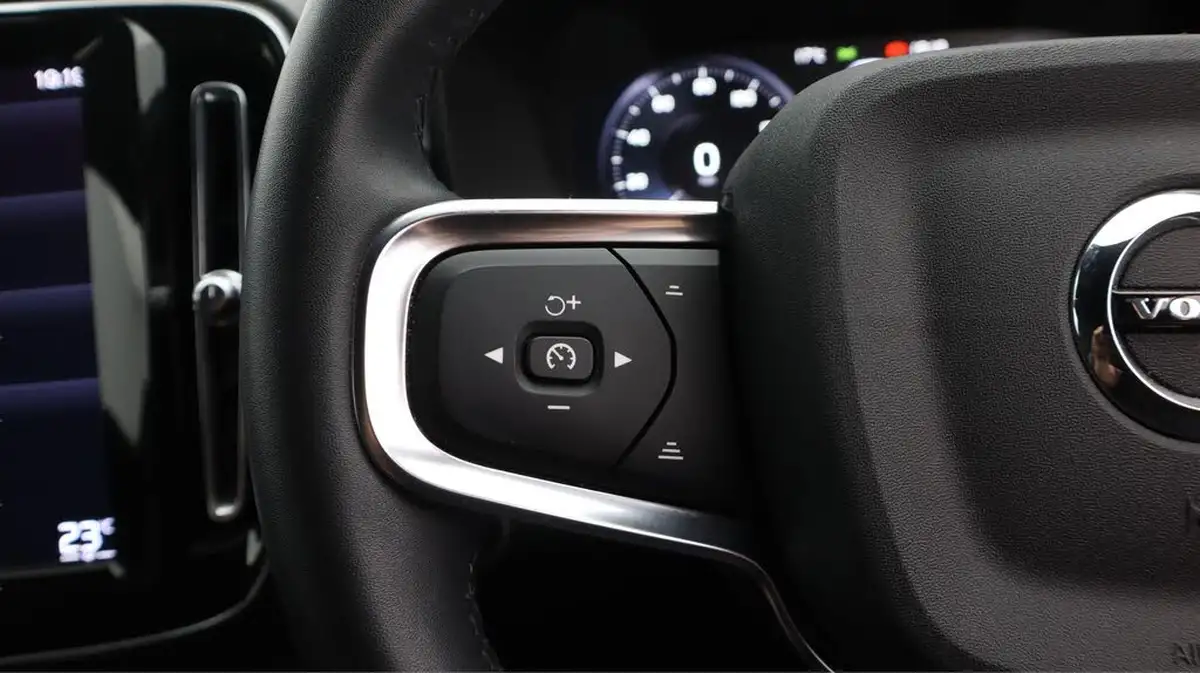 2022-volvo-xc40-20-b4-r-design-big-23