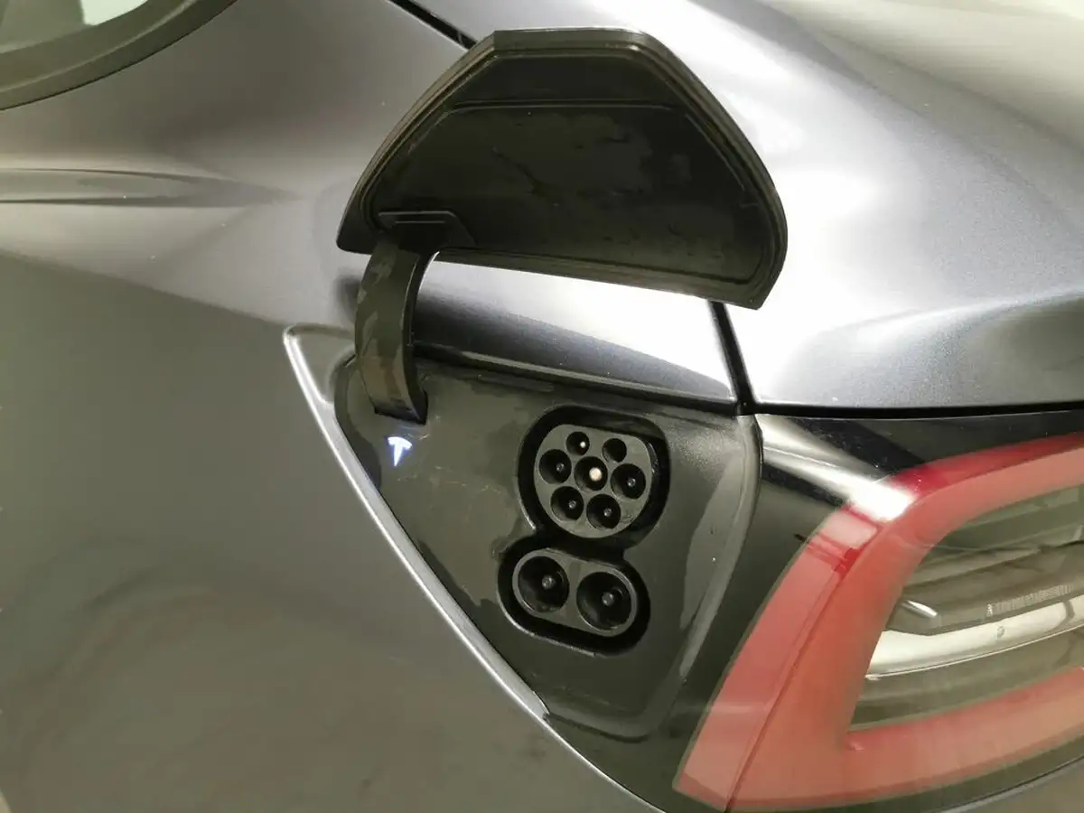 2020-tesla-model-3-e-long-range-big-38