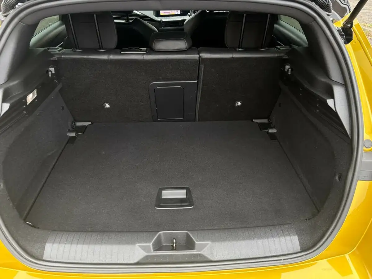 2023-vauxhall-astra-12-turbo-gs-hatchback-auto-big-7
