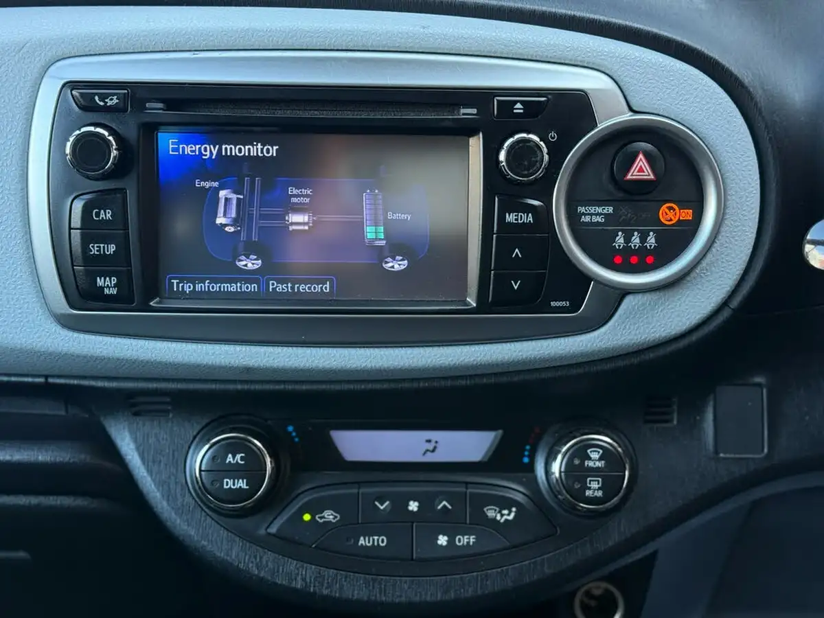 2013-toyota-yaris-15-vvt-i-t4-big-16