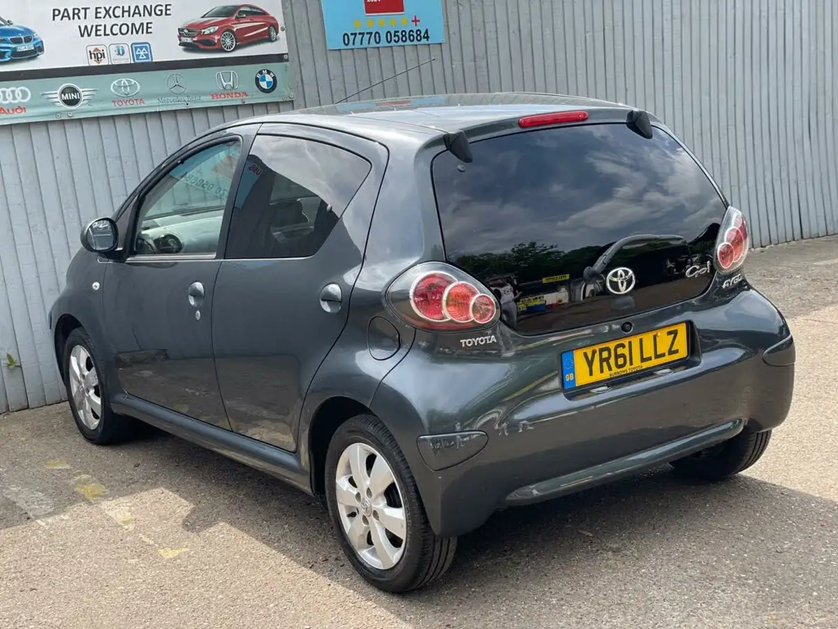 2011-toyota-aygo-10-aygo-go-vvt-i-5d-big-31