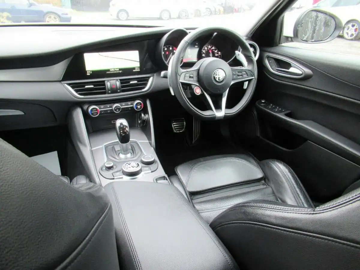 2017-alfa-romeo-giulia-20-veloce-big-32