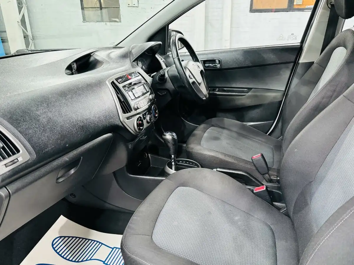 2014-hyundai-i20-14-active-100ps-auto-big-25