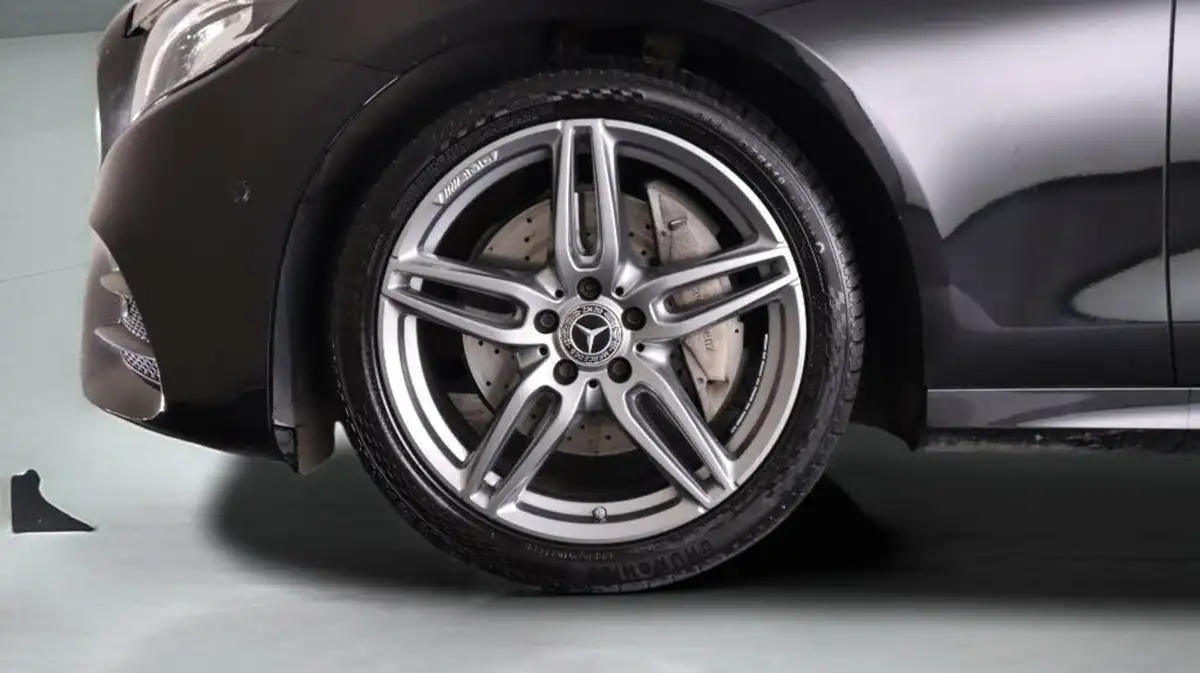2019-mercedes-benz-e-class-20-e200-amg-line-saloon-4d-big-16