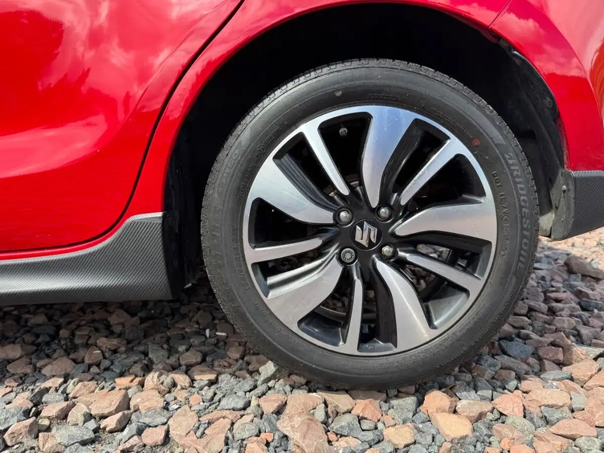 2019-suzuki-swift-12-dualjet-attitude-big-23