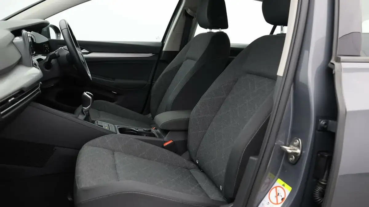 2021-volkswagen-golf-10-tsi-life-hatchback-big-13