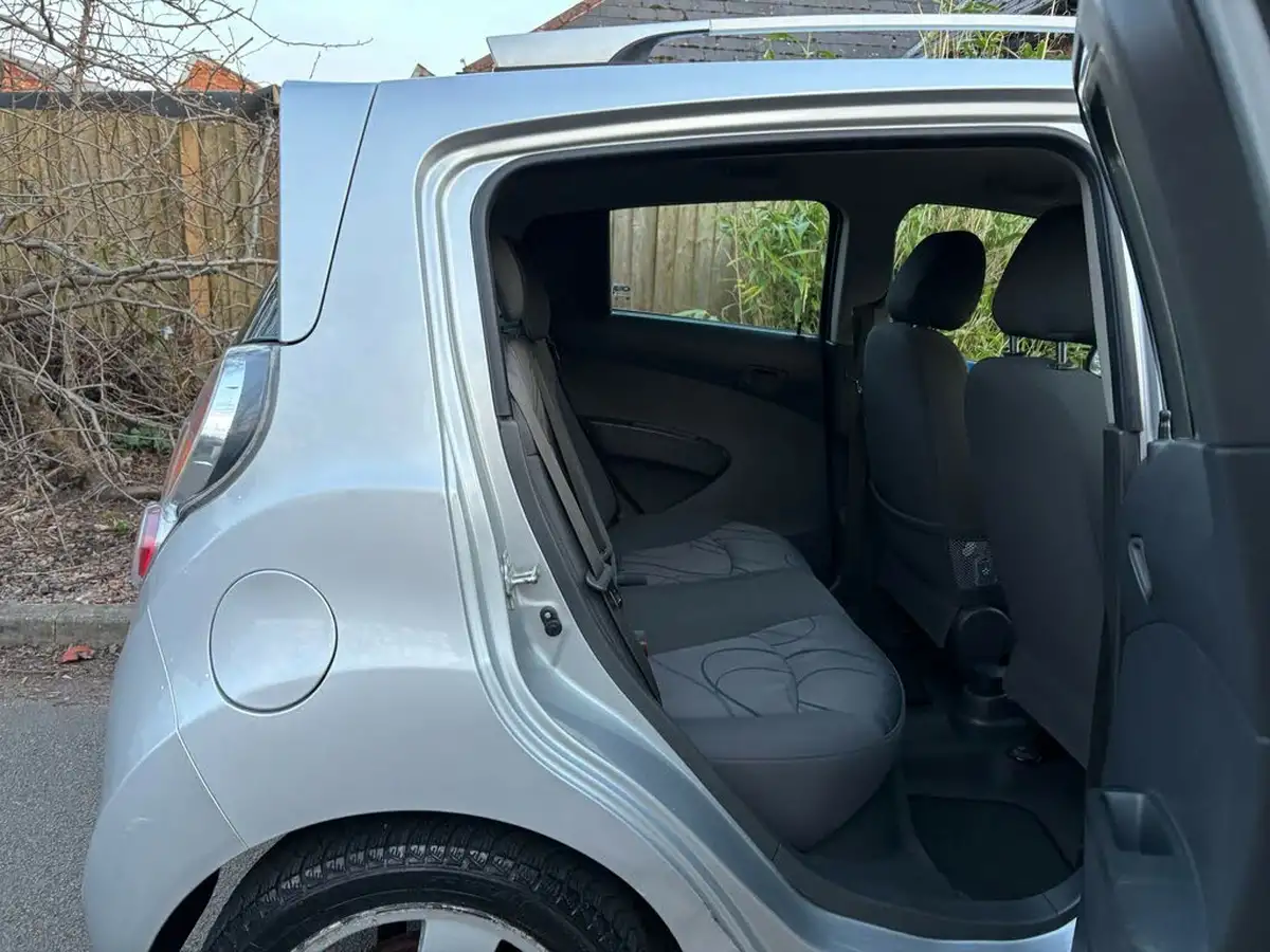 2011-chevrolet-spark-12-lt-big-25