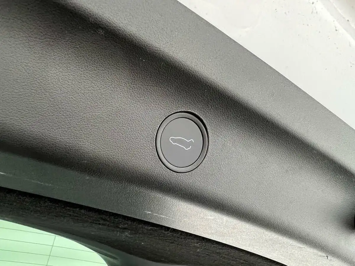 2022-tesla-model-y-e-long-range-big-17