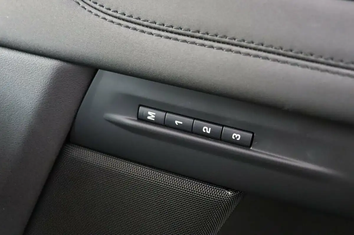 2023-land-rover-range-rover-evoque-15-p300e-r-dynamic-se-big-8